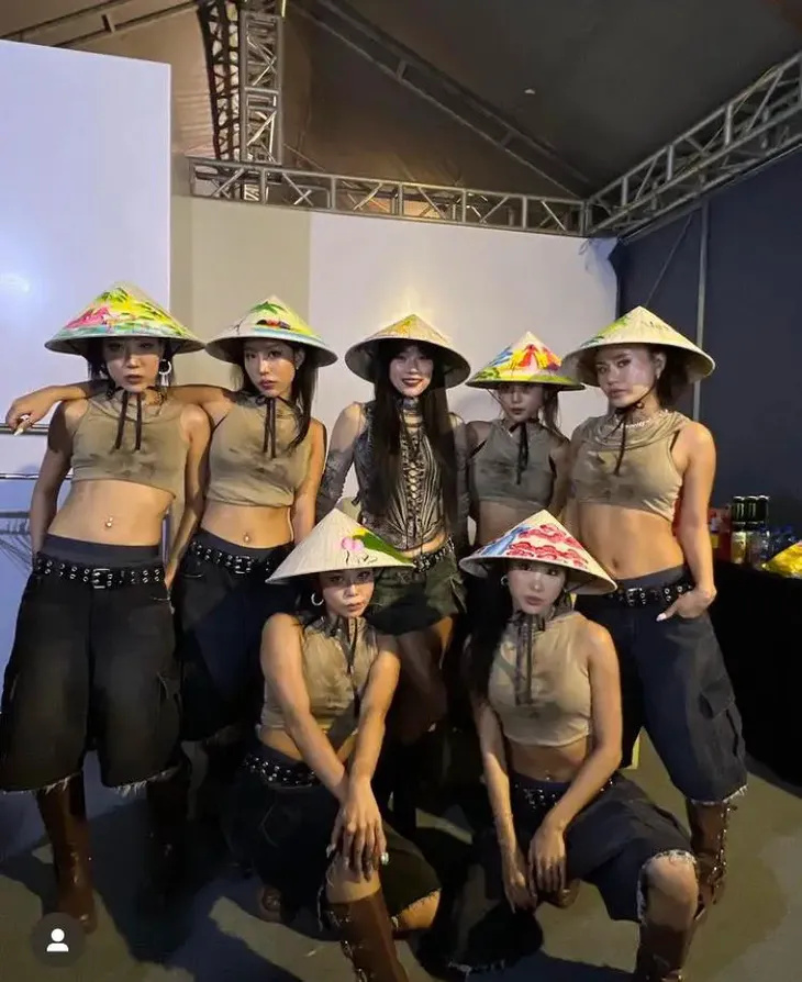 Kết thúc biểu diễn, Lee Hyori lại mở lớp dạy yoga tại Việt Nam - Ảnh 3. Kết thúc biểu diễn, Lee Hyori lại mở lớp dạy yoga tại Việt Nam - Ảnh 3.