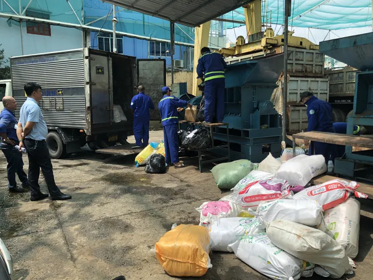 TP Hồ Chí Minh tiêu hủy gần 2.000 sản phẩm hàng hiệu dởm - Ảnh 1.
