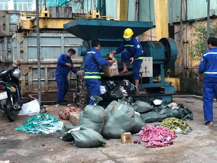 TP Hồ Chí Minh phát hiện gần 8.000 sản phẩm giả mạo nhãn hiệu nổi tiếng - Ảnh 1. TP Hồ Chí Minh phát hiện gần 8.000 sản phẩm giả mạo nhãn hiệu nổi tiếng - Ảnh 1.