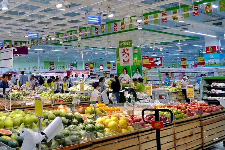 Nhiều siêu thị tung khuyến mãi trên 50% dịp cuối năm - Ảnh 1. Nhiều siêu thị tung khuyến mãi trên 50% dịp cuối năm - Ảnh 1.