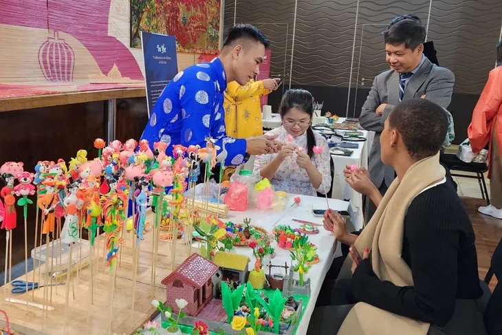 “Ngày Việt Nam tại Pháp 2023” mang không gian văn hóa Việt Nam tới Pháp - Ảnh 1. “Ngày Việt Nam tại Pháp 2023” mang không gian văn hóa Việt Nam tới Pháp - Ảnh 1.