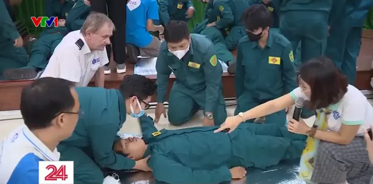 Dân quân tự vệ tập huấn sơ cấp cứu người bị nạn - Ảnh 2.