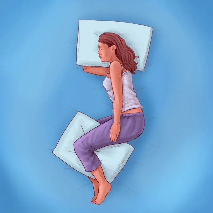 5 tư thế khi ngủ có thể làm giảm cơn đau lưng của bạn - Ảnh 4. 5 tư thế khi ngủ có thể làm giảm cơn đau lưng của bạn - Ảnh 4.