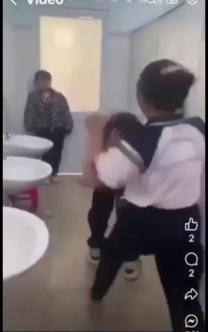 Nữ sinh bị nhóm bạn đánh túi bụi trong nhà vệ sinh trường học - Ảnh 1. Nữ sinh bị nhóm bạn đánh túi bụi trong nhà vệ sinh trường học - Ảnh 1.