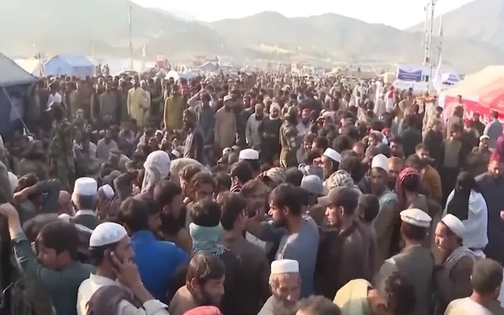 Pakistan trục xuất hàng nghìn người Afghanistan di cư trái phép - Ảnh 1. Pakistan trục xuất hàng nghìn người Afghanistan di cư trái phép - Ảnh 1.