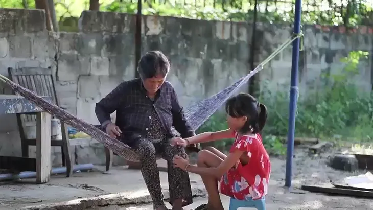 Cặp lá yêu thương: Lớn lên từ lời ru của bà - Ảnh 1. Cặp lá yêu thương: Lớn lên từ lời ru của bà - Ảnh 1.