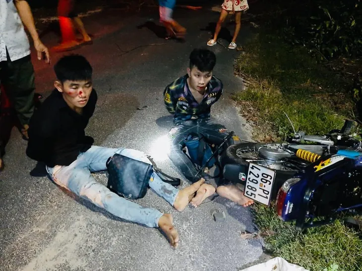 Hai người đàn ông quyết truy bắt tên trộm dù bị chống trả - Ảnh 2. Hai người đàn ông quyết truy bắt tên trộm dù bị chống trả - Ảnh 2.