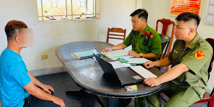 Bình Dương: Nam thanh niên buông hai tay lái xe máy dương tính với ma túy - Ảnh 1. Bình Dương: Nam thanh niên buông hai tay lái xe máy dương tính với ma túy - Ảnh 1.