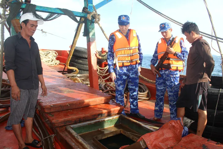 Kiên Giang: Bắt giữ tàu cá vận chuyển 50 ngàn lít dầu DO lậu trên biển Tây Nam - Ảnh 1. Kiên Giang: Bắt giữ tàu cá vận chuyển 50 ngàn lít dầu DO lậu trên biển Tây Nam - Ảnh 1.
