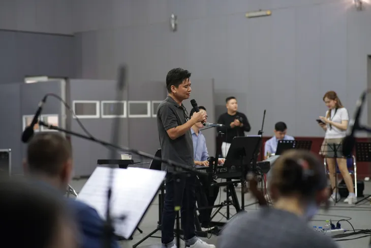 NS Đỗ Bảo miệt mài tập luyện với các nghệ sĩ trước concert đầu tiên tại thành phố Hồ Chí Minh - Ảnh 3. NS Đỗ Bảo miệt mài tập luyện với các nghệ sĩ trước concert đầu tiên tại thành phố Hồ Chí Minh - Ảnh 3.
