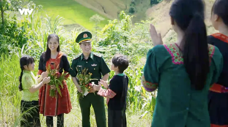 Cuộc chiến không giới tuyến - Tập cuối: Tình yêu chớm nở giữa Đồn trưởng Trung và lang Phương - Ảnh 27.