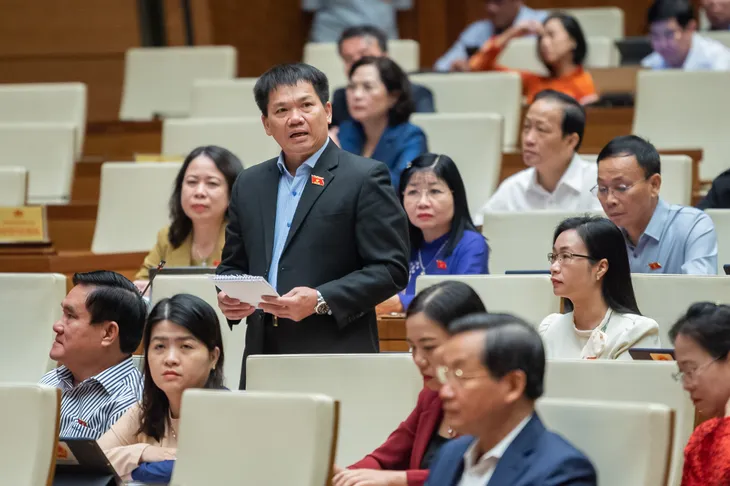 Bộ trưởng Bộ Y tế nói về thực trạng bệnh nhân đi viện phải mua thuốc bên ngoài - Ảnh 2. Bộ trưởng Bộ Y tế nói về thực trạng bệnh nhân đi viện phải mua thuốc bên ngoài - Ảnh 2.