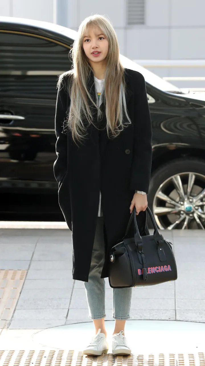 Chiêm ngưỡng phong cách thời trang mùa thu sành điệu của Lisa (BLACKPINK) - Ảnh 2. Chiêm ngưỡng phong cách thời trang mùa thu sành điệu của Lisa (BLACKPINK) - Ảnh 2.
