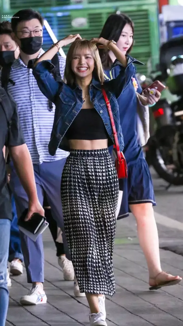 Chiêm ngưỡng phong cách thời trang mùa thu sành điệu của Lisa (BLACKPINK) - Ảnh 1. Chiêm ngưỡng phong cách thời trang mùa thu sành điệu của Lisa (BLACKPINK) - Ảnh 1.