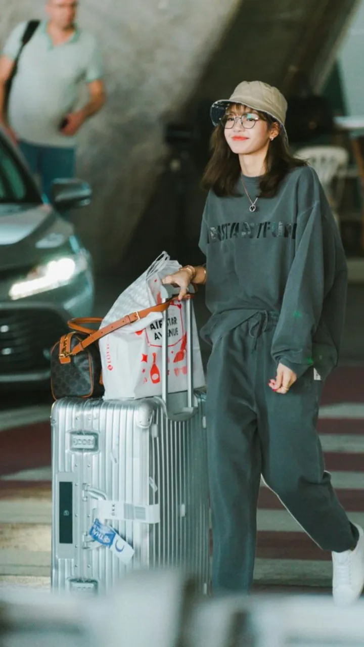 Chiêm ngưỡng phong cách thời trang mùa thu sành điệu của Lisa (BLACKPINK) - Ảnh 3. Chiêm ngưỡng phong cách thời trang mùa thu sành điệu của Lisa (BLACKPINK) - Ảnh 3.