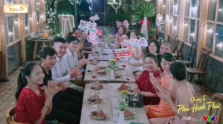 Chúng ta phải hạnh phúc - Tập 1: Buổi họp lớp 17 năm ra trường đầy hỗn loạn - Ảnh 1. Chúng ta phải hạnh phúc - Tập 1: Buổi họp lớp 17 năm ra trường đầy hỗn loạn - Ảnh 1.