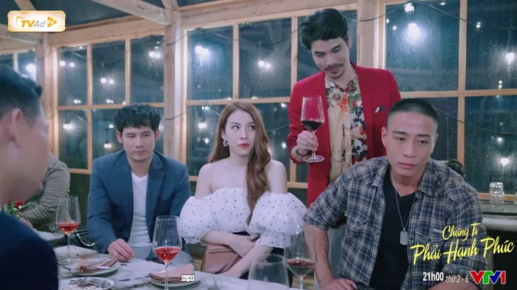 Chúng ta phải hạnh phúc - Tập 1: Buổi họp lớp 17 năm ra trường đầy hỗn loạn - Ảnh 5. Chúng ta phải hạnh phúc - Tập 1: Buổi họp lớp 17 năm ra trường đầy hỗn loạn - Ảnh 5.