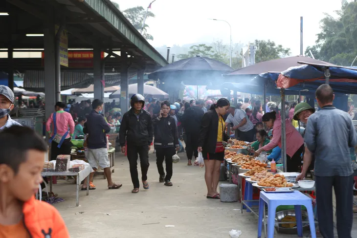 Muôn sắc màu tại chợ phiên San Thàng Lai Châu - Ảnh 4. Muôn sắc màu tại chợ phiên San Thàng Lai Châu - Ảnh 4.