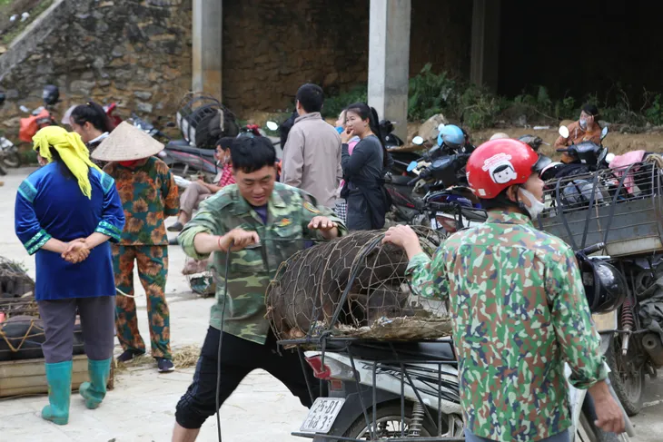 Muôn sắc màu tại chợ phiên San Thàng Lai Châu - Ảnh 7. Muôn sắc màu tại chợ phiên San Thàng Lai Châu - Ảnh 7.