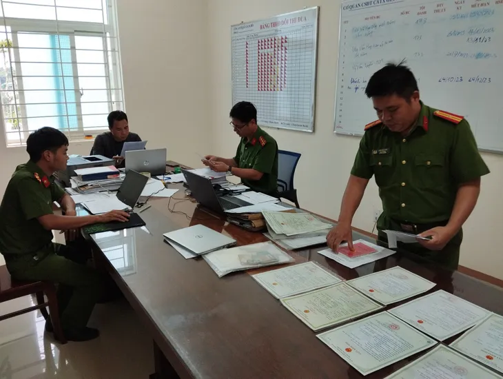 TP Gia Nghĩa: Bắt nhóm đối tượng cho vay lãi nặng lên đến hơn 500% trên 1 năm - Ảnh 1. TP Gia Nghĩa: Bắt nhóm đối tượng cho vay lãi nặng lên đến hơn 500% trên 1 năm - Ảnh 1.