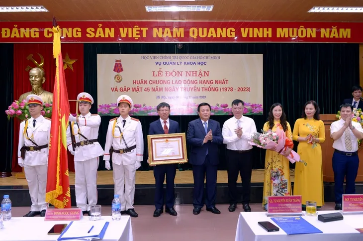 Vụ Quản lý khoa học đón nhận Huân chương Lao động hạng Nhất - Ảnh 1. Vụ Quản lý khoa học đón nhận Huân chương Lao động hạng Nhất - Ảnh 1.