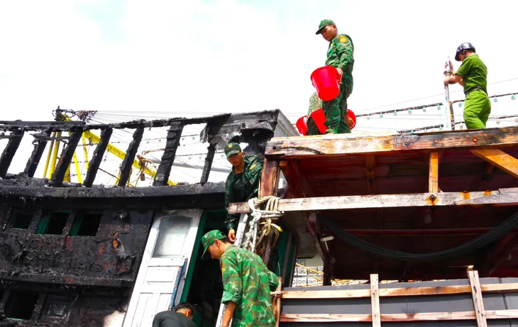 Cà Mau: Kịp thời chữa cháy một tàu cá đang neo đậu tại bến, có nguy cơ cháy lan - Ảnh 1. Cà Mau: Kịp thời chữa cháy một tàu cá đang neo đậu tại bến, có nguy cơ cháy lan - Ảnh 1.