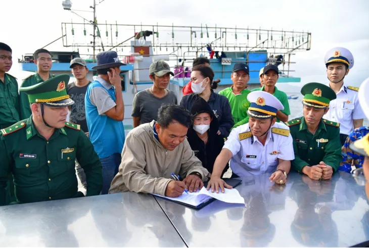 Tàu Hải quân lai kéo tàu cá của ngư dân Bình Định gặp nạn về bờ an toàn - Ảnh 1. Tàu Hải quân lai kéo tàu cá của ngư dân Bình Định gặp nạn về bờ an toàn - Ảnh 1.