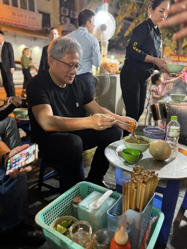 CEO Nvidia ăn phở, uống cà phê bình dân tại Việt Nam - Ảnh 1. CEO Nvidia ăn phở, uống cà phê bình dân tại Việt Nam - Ảnh 1.