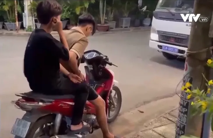 Thanh thiếu niên lang thang gây ra hàng loạt vụ cướp giật - Ảnh 1. Thanh thiếu niên lang thang gây ra hàng loạt vụ cướp giật - Ảnh 1.