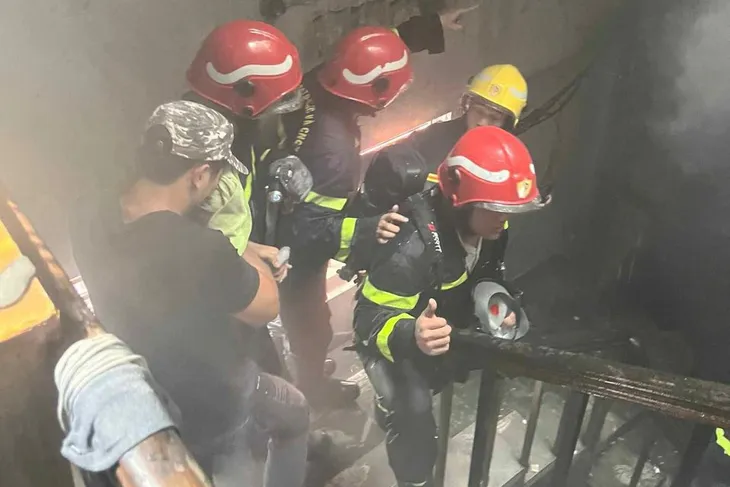 Nhiều người được giải cứu trong căn nhà bùng cháy giữa trưa ở TP Hồ Chí Minh - Ảnh 1. Nhiều người được giải cứu trong căn nhà bùng cháy giữa trưa ở TP Hồ Chí Minh - Ảnh 1.