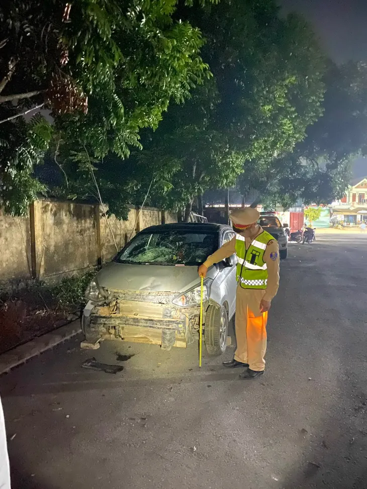 Tạm giữ lái xe ô tô say xỉn, gây tai nạn làm 3 người bị thương - Ảnh 1. Tạm giữ lái xe ô tô say xỉn, gây tai nạn làm 3 người bị thương - Ảnh 1.