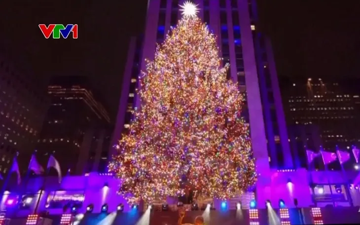 Truyền thống thắp sáng cây thông Noel khổng lồ ở New York - Ảnh 1. Truyền thống thắp sáng cây thông Noel khổng lồ ở New York - Ảnh 1.