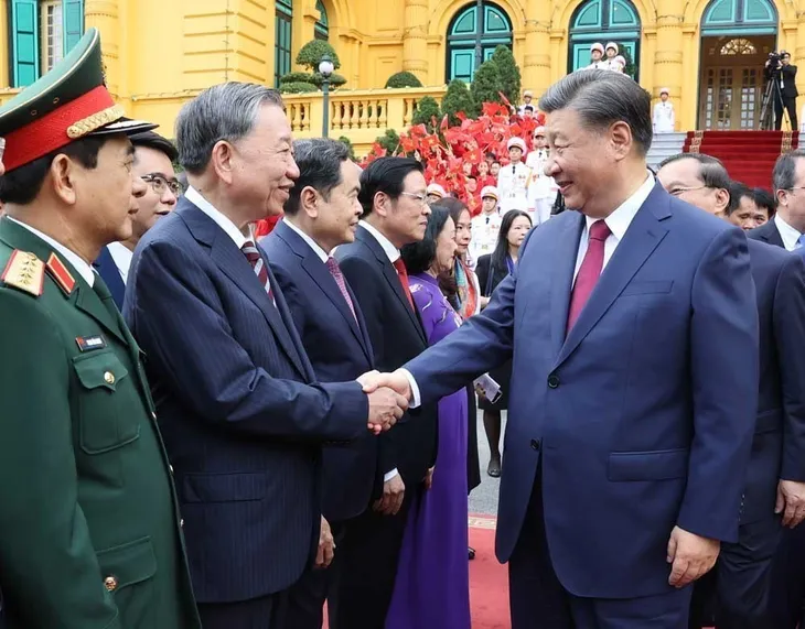 Toàn cảnh Lễ đón Tổng Bí thư, Chủ tịch nước Trung Quốc Tập Cận Bình thăm cấp Nhà nước tới Việt Nam - Ảnh 7. Toàn cảnh Lễ đón Tổng Bí thư, Chủ tịch nước Trung Quốc Tập Cận Bình thăm cấp Nhà nước tới Việt Nam - Ảnh 7.