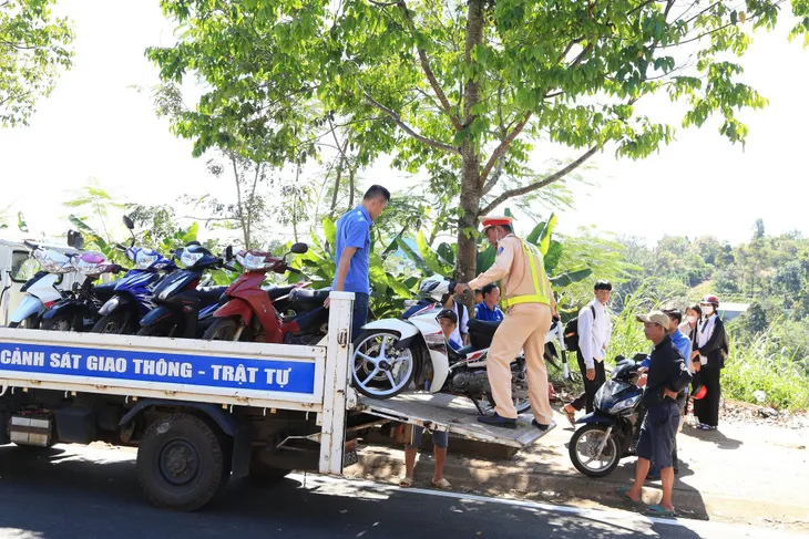 Đắk Nông: Tạm giữ 150 trường hợp xe mô tô để trái phép trên vỉa hè - Ảnh 1.