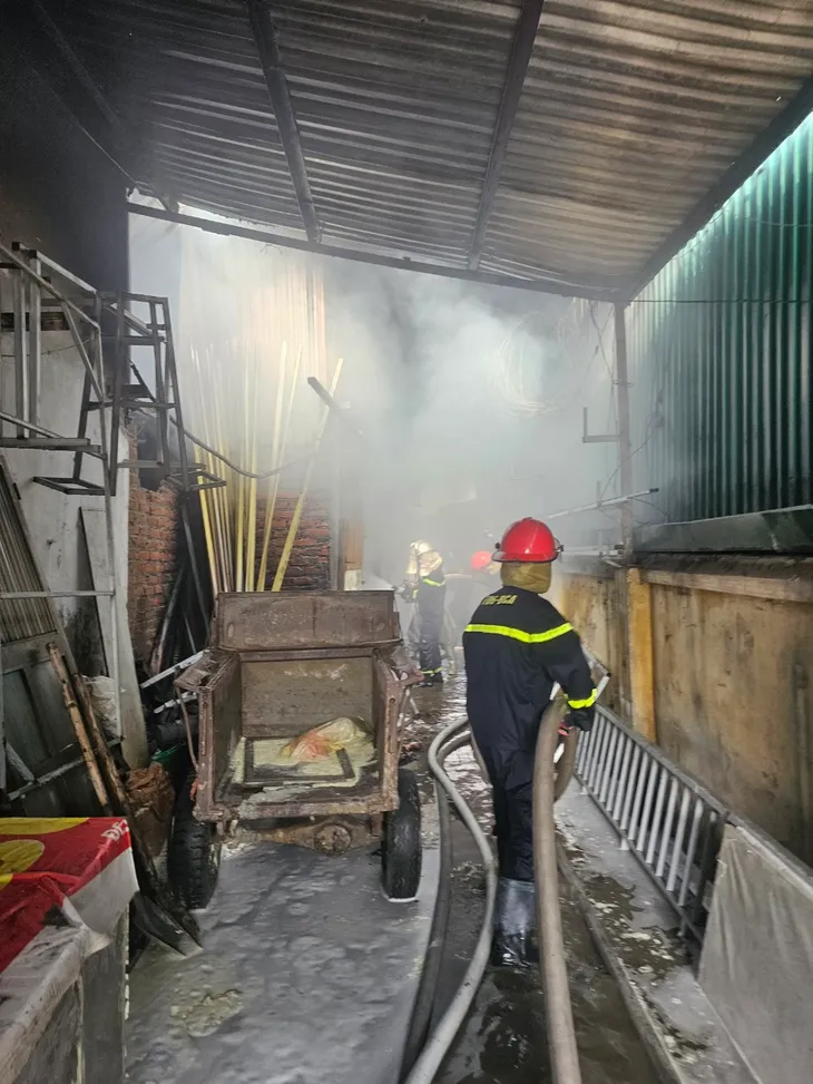 Vụ cháy ở Nam Từ Liêm: Người dân phát hiện thì lửa đã rất lớn - Ảnh 1. Vụ cháy ở Nam Từ Liêm: Người dân phát hiện thì lửa đã rất lớn - Ảnh 1.