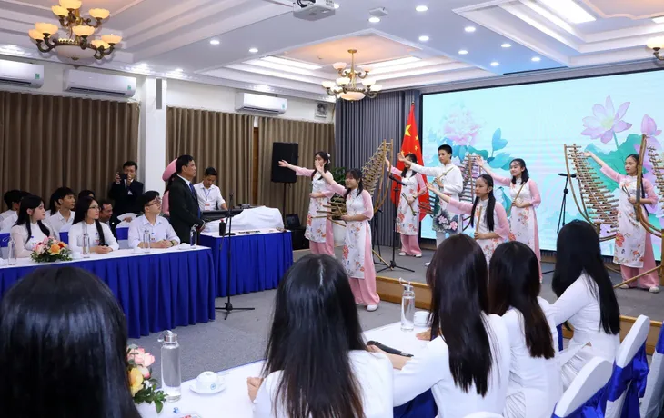 Phu nhân Chủ tịch nước Võ Văn Thưởng và Phu nhân Tổng Bí thư, Chủ tịch nước Trung Quốc Tập Cận Bình giao lưu với sinh viên - Ảnh 3.