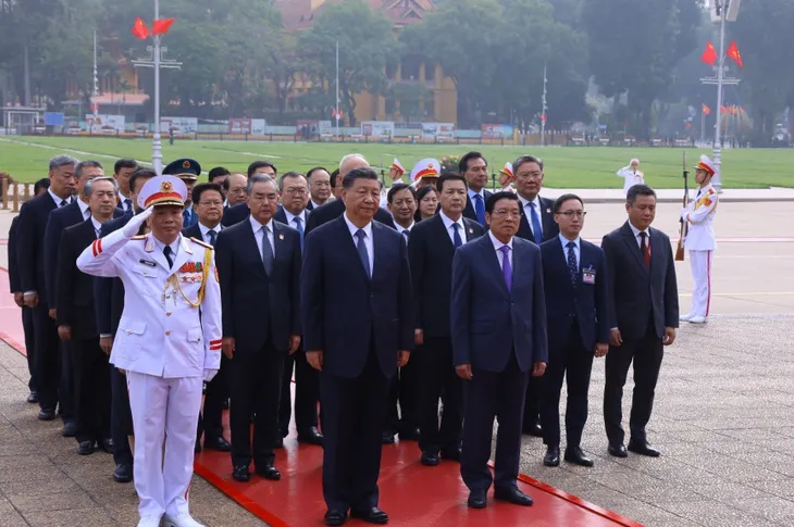 Tổng Bí thư, Chủ tịch nước Trung Quốc Tập Cận Bình vào Lăng viếng Chủ tịch Hồ Chí Minh - Ảnh 5. Tổng Bí thư, Chủ tịch nước Trung Quốc Tập Cận Bình vào Lăng viếng Chủ tịch Hồ Chí Minh - Ảnh 5.