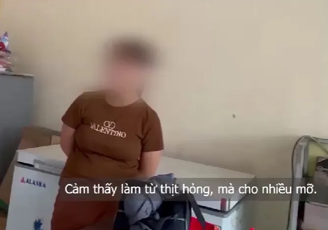 Xúc xích kém chất lượng bày bán trước cổng trường, vào nhà ăn khu công nghiệp - Ảnh 3.