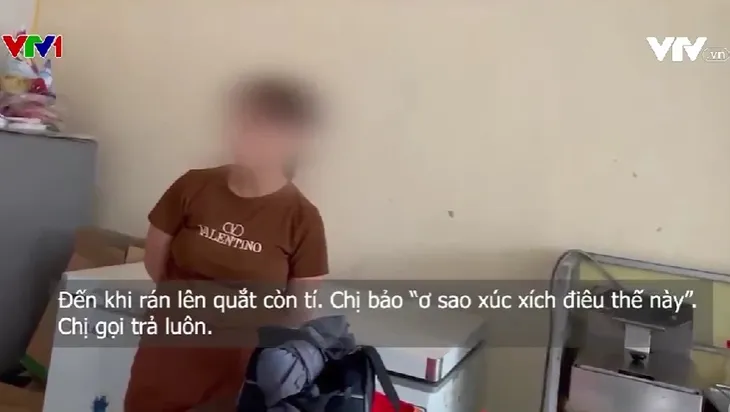 Xúc xích kém chất lượng bày bán trước cổng trường, vào nhà ăn khu công nghiệp - Ảnh 4.