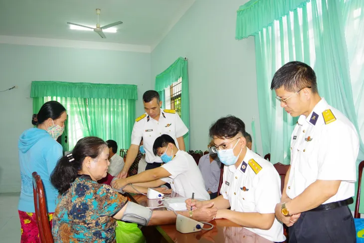 Quân chủng Hải quân khám, cấp thuốc miễn phí cho người có công, gia đình chính sách, hộ nghèo và ngư dân - Ảnh 1. Quân chủng Hải quân khám, cấp thuốc miễn phí cho người có công, gia đình chính sách, hộ nghèo và ngư dân - Ảnh 1.