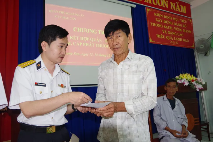 Quân chủng Hải quân khám, cấp thuốc miễn phí cho người có công, gia đình chính sách, hộ nghèo và ngư dân - Ảnh 2. Quân chủng Hải quân khám, cấp thuốc miễn phí cho người có công, gia đình chính sách, hộ nghèo và ngư dân - Ảnh 2.