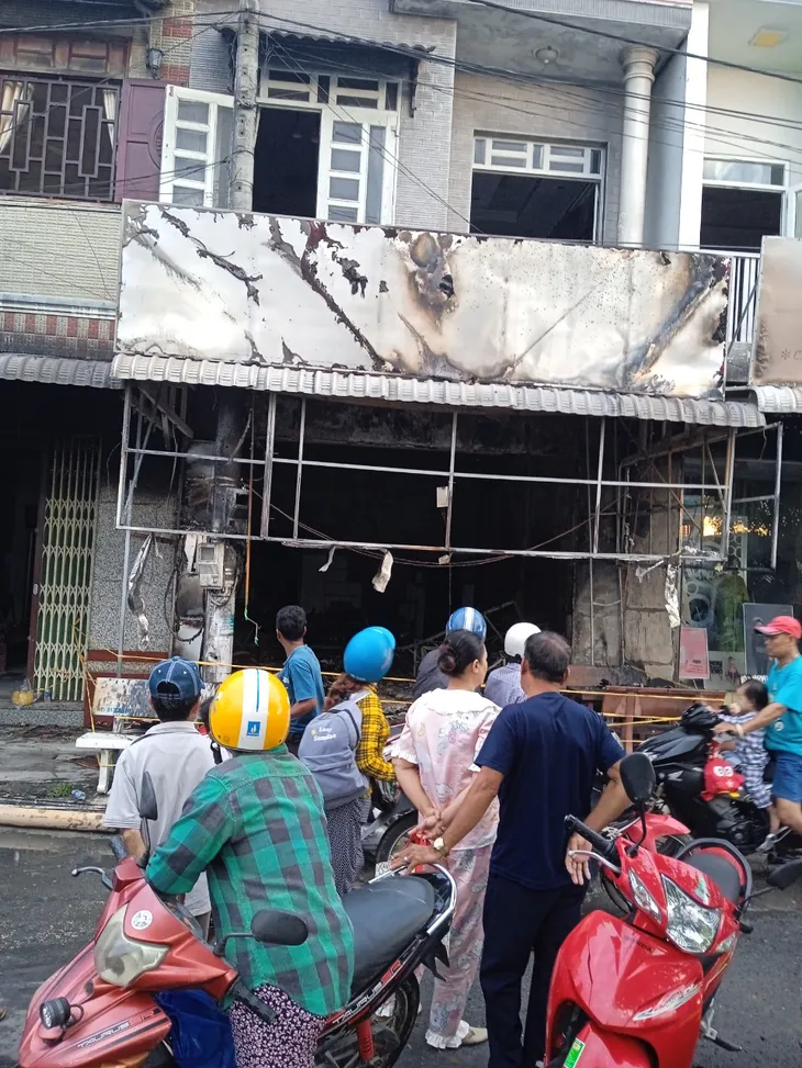 Kiên Giang: Chập điện làm cháy rụi một cửa hàng điện thoại di động - Ảnh 2. Kiên Giang: Chập điện làm cháy rụi một cửa hàng điện thoại di động - Ảnh 2.