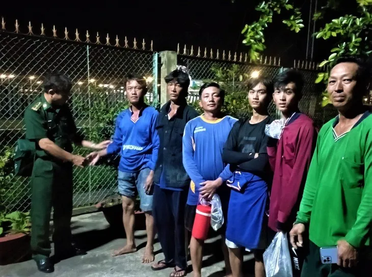 Bạc Liêu: Cứu 9 thuyền viên gặp nạn trên biển - Ảnh 1. Bạc Liêu: Cứu 9 thuyền viên gặp nạn trên biển - Ảnh 1.