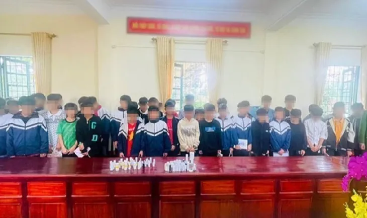 Kịp thời ngăn chặn 36 học sinh mua hóa chất để chế tạo pháo - Ảnh 1. Kịp thời ngăn chặn 36 học sinh mua hóa chất để chế tạo pháo - Ảnh 1.