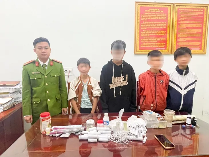 Kịp thời ngăn chặn 36 học sinh mua hóa chất để chế tạo pháo - Ảnh 2. Kịp thời ngăn chặn 36 học sinh mua hóa chất để chế tạo pháo - Ảnh 2.