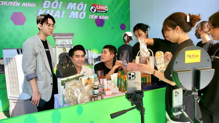 Tiểu thương chợ Bến Thành học livestream bán hàng trên TikTok - Ảnh 2. Tiểu thương chợ Bến Thành học livestream bán hàng trên TikTok - Ảnh 2.