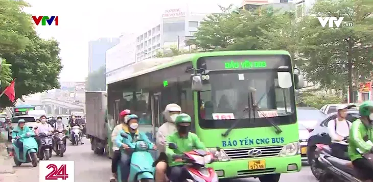 Xén dải phân cách có giúp Ngã Tư Sở hết ùn tắc? - Ảnh 2. Xén dải phân cách có giúp Ngã Tư Sở hết ùn tắc? - Ảnh 2.
