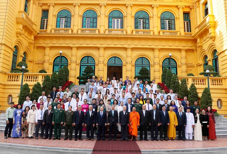 Chủ tịch nước Võ Văn Thưởng gặp mặt các điển hình tiên tiến thành phố Cần Thơ - Ảnh 1. Chủ tịch nước Võ Văn Thưởng gặp mặt các điển hình tiên tiến thành phố Cần Thơ - Ảnh 1.