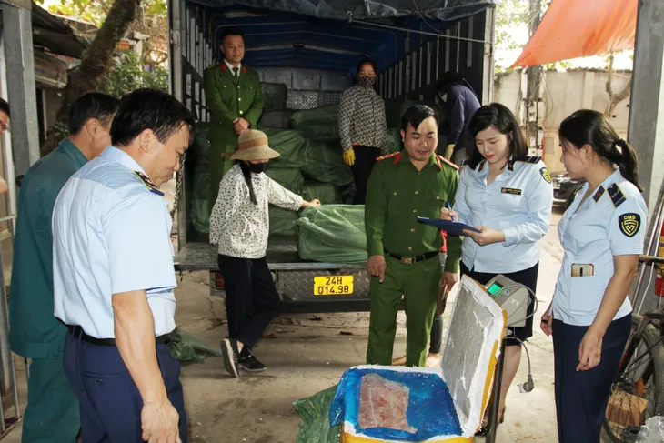 Phát hiện xe tải chở 10 tấn nầm lợn không rõ nguồn gốc xuất xứ - Ảnh 1. Phát hiện xe tải chở 10 tấn nầm lợn không rõ nguồn gốc xuất xứ - Ảnh 1.