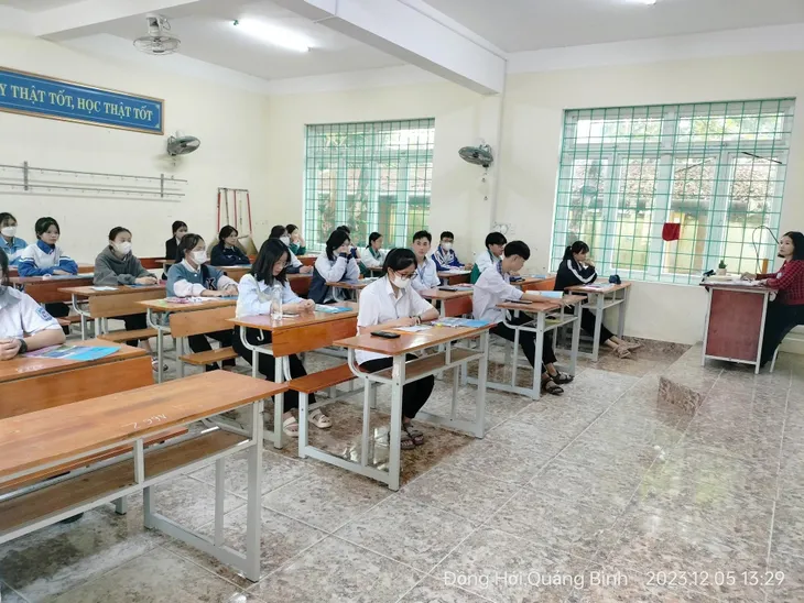 Vụ sai sót đề thi ở Quảng Bình: Giáo viên nói sai 2 câu, Sở giải thích chỉ sai 1 - Ảnh 4. Vụ sai sót đề thi ở Quảng Bình: Giáo viên nói sai 2 câu, Sở giải thích chỉ sai 1 - Ảnh 4.